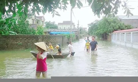 Nhà cửa, hoa màu ngập trắng, giao thông chia cắt, miền Trung oằn mình sau bão